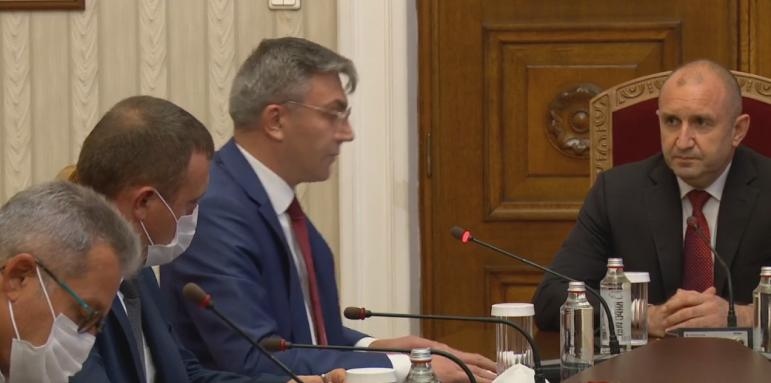 Представители на ДПС влязоха на разговори при президента Румен Радев